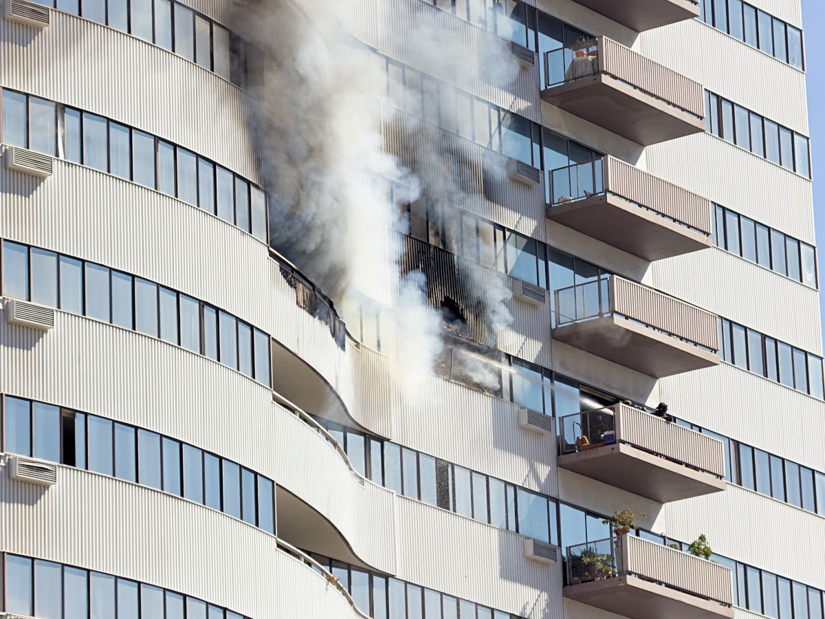 Risque incendie sur le parc existant : que faire des systèmes de façades obsolètes ?