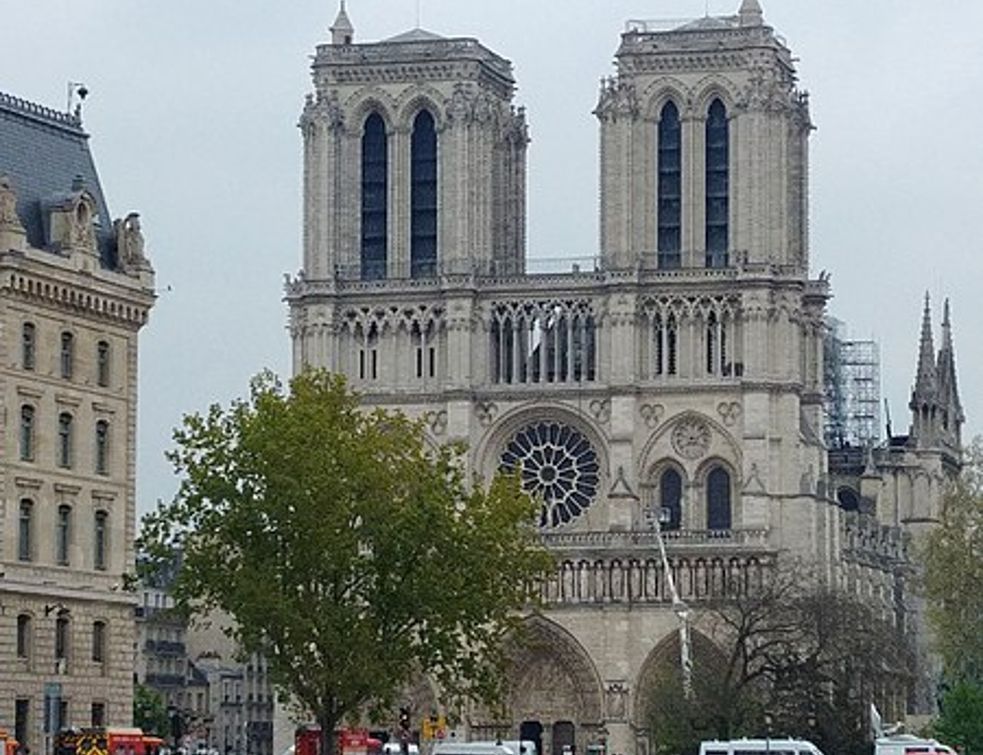 Début des travaux de bâchage de Notre-Dame de Paris