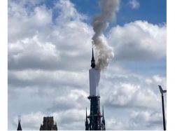 La flèche de la cathédrale de Rouen frappée par un incendie