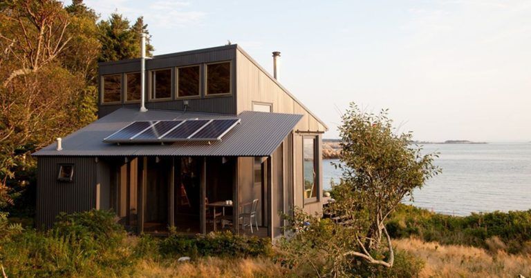 Une maison autonome en bois sur une île américaine