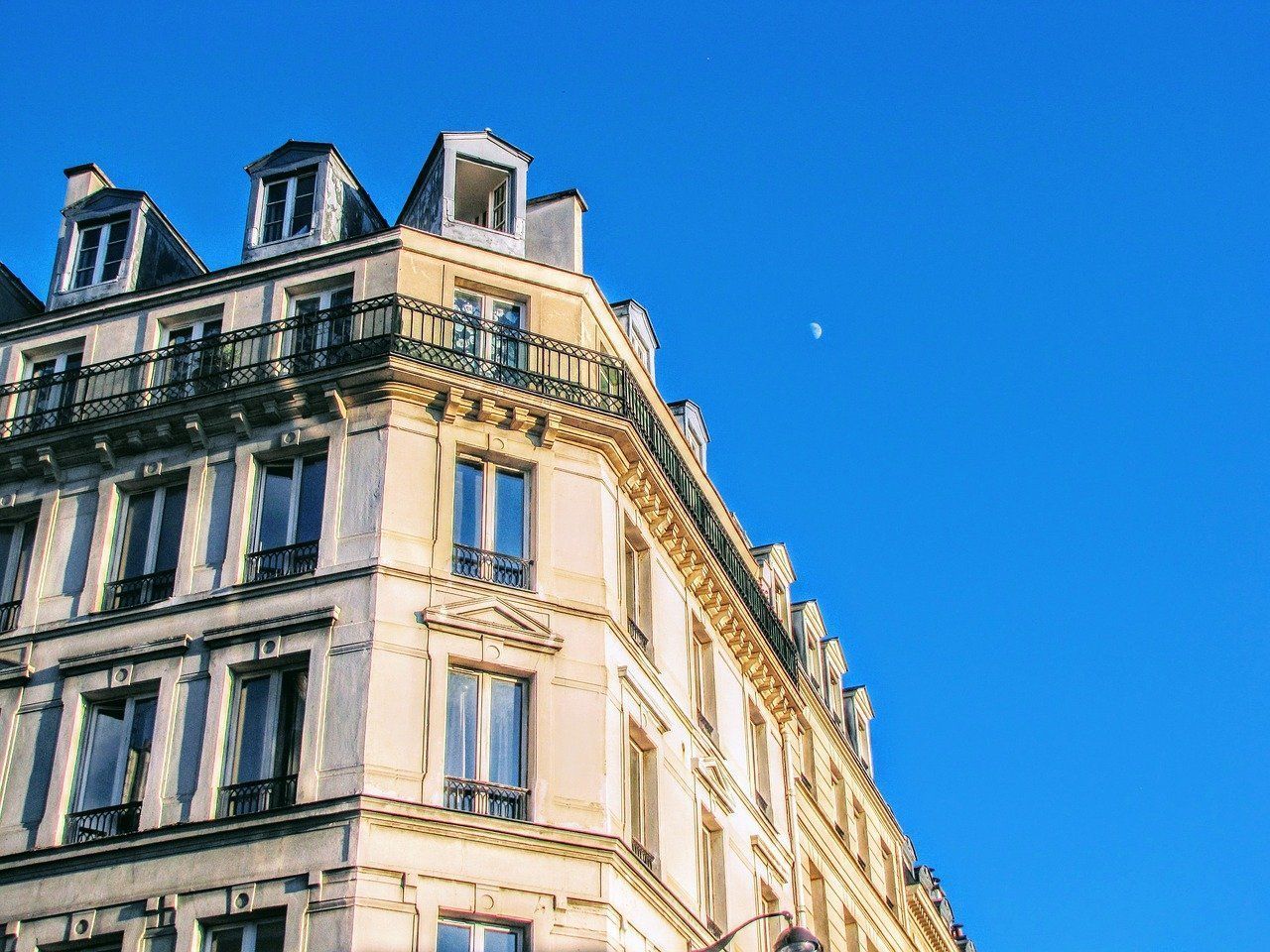 Meublés touristiques: la Ville de Paris veut étudier des quotas par zone