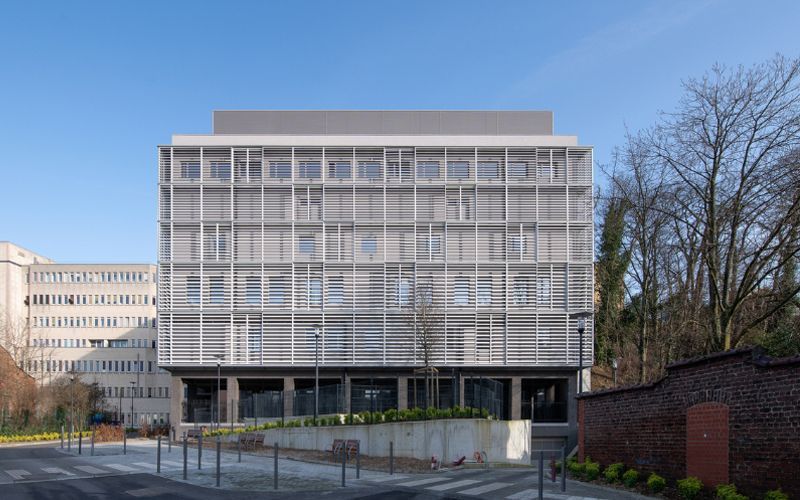une protection solaire architecturale pour le campus new tech des hopitaux iris bruxellois
