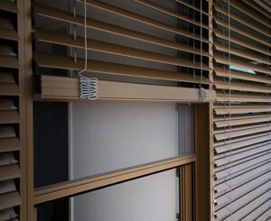 Schenker Stores présente ses nouveaux Brises Soleil Orientables avec moustiquaire intégrée