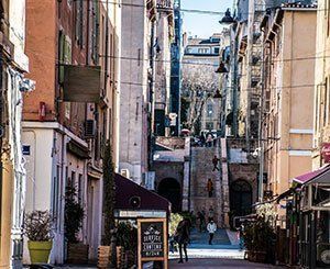 Inquiétude à Marseille pour les personnes confinées dans des milliers de logements indignes
