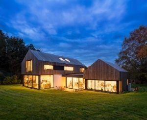 Une magnifique nouvelle construction moderne dans le Hampshire réalisée en bois Kebony
