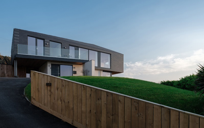 une maison en ardoise naturelle face la mer au pays de galles