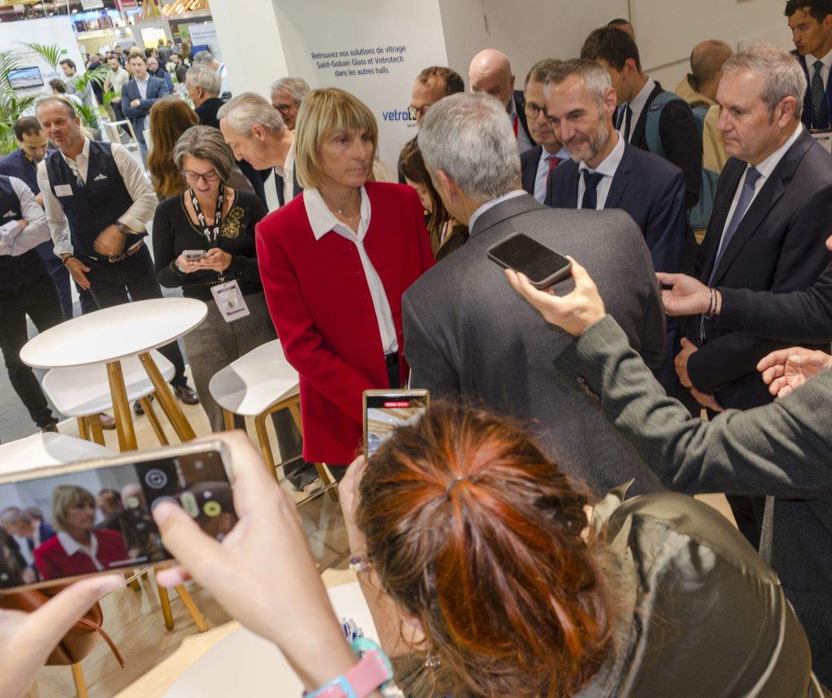 En visite à Batimat, V. Létard confirme : "pas question de revoir tout le calendrier" !