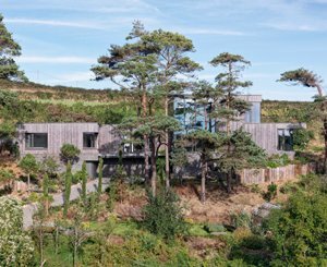 Une maison durable et sa façade en bois Kebony s’élèvent au beau milieu du relief accidenté des côtes galloises