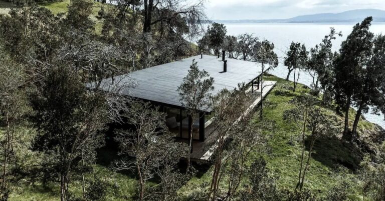 Une maison bois sur pilotis avec vue sur le lac au sud Chili