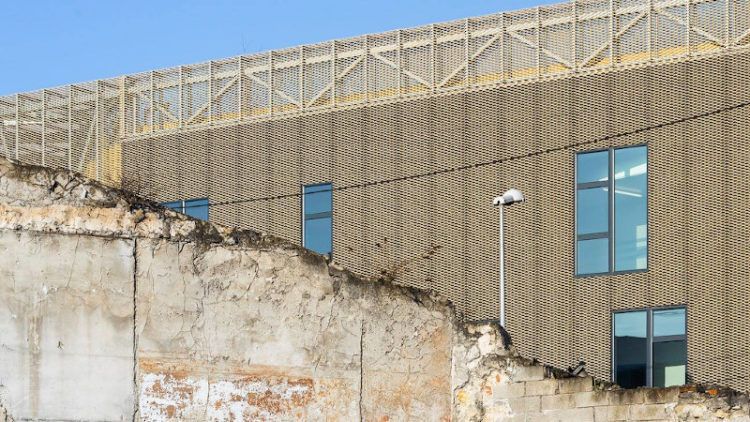 Une robe légère et mordorée pour l’école Port Chemin vert signée Archi5