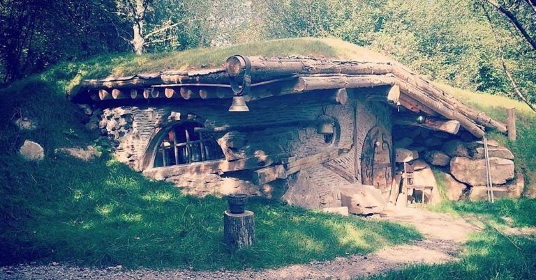 [vidéo] Un village fantastique constitués de maisons de Hobbit dans le Morvan (FR-21)