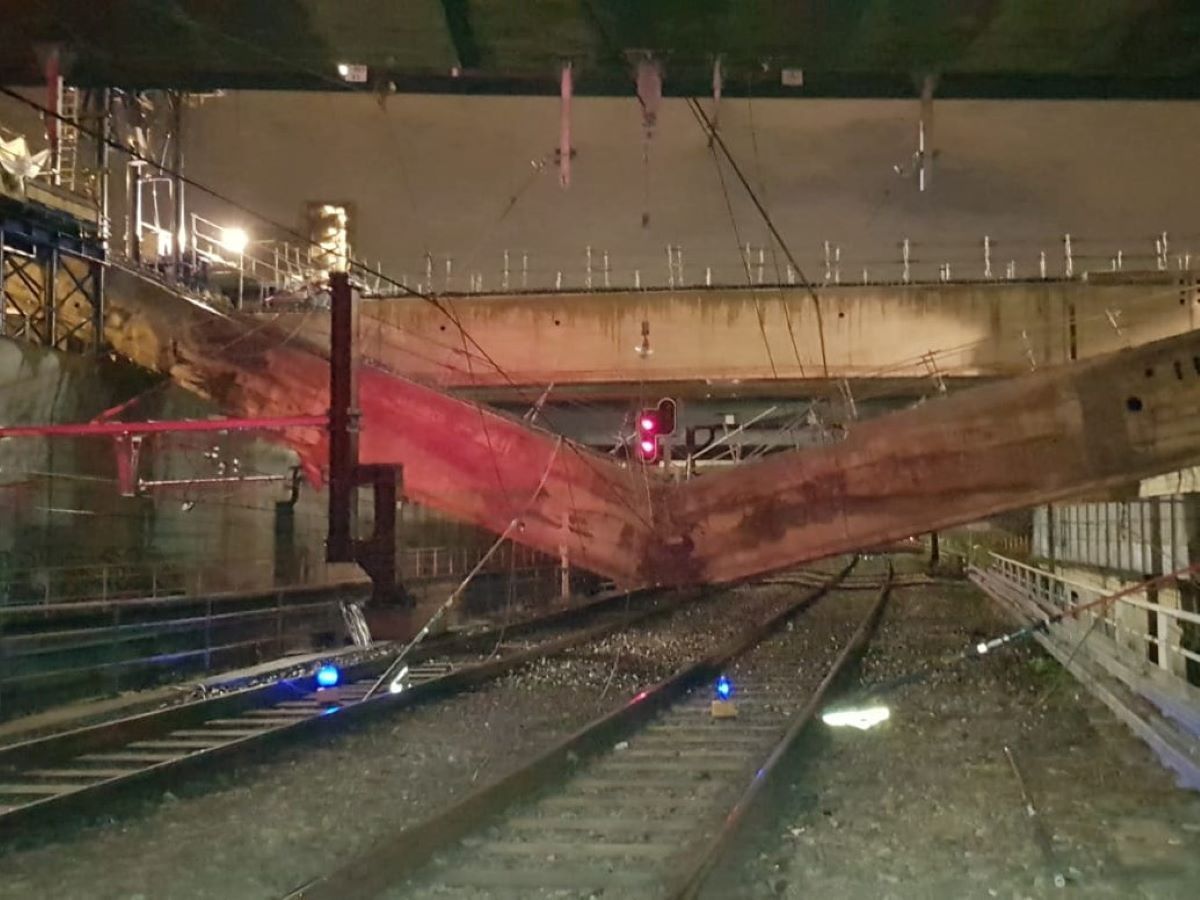 Près d'Austerlitz, la poutre coffrante tombée sur les voies SNCF est en cours d'évacuation