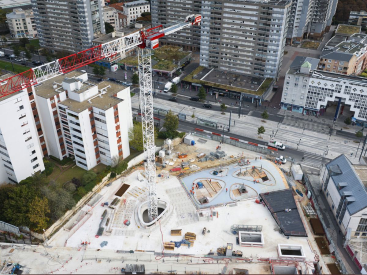 Une gare prête à se fondre dans le paysage d'un parc au coeur de Vitry-sur-Seine