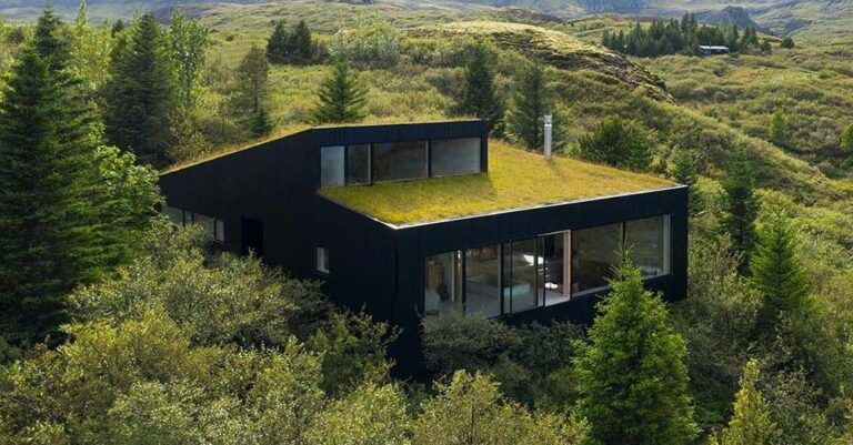 Un toit végétalisé pour se fondre dans le paysage islandais