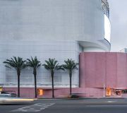 Rose béton, une boutique de luxe à Los Angeles par Adjaye Associates