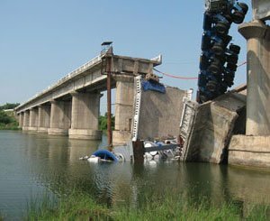 Un mort et quatre blessés dans l'effondrement partiel d'un pont en Grèce selon les autorités