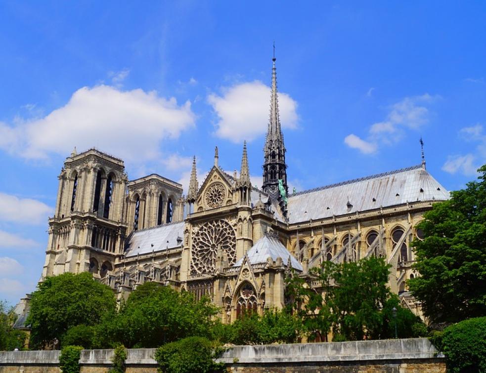 Sous la coupole, hommage à Notre-Dame et à sa flèche, "chef d'oeuvre du XIXe siècle"