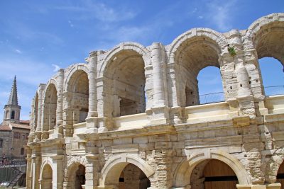 L’exceptionnelle qualité de la chaux de SAINT-ASTIER permet de restaurer les arènes de Nîmes datant de la fin du 1er siècle