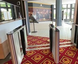 Installation de deux couloirs rapides Vision Touch au Casino de Lacaune