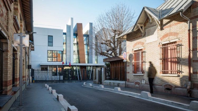 Ecole Jean-de-la-Fontaine à Saint-Ouen, signée DGM. Une fable ?