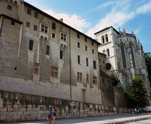 Une cinquantaine de mal-logés à Grenoble réclament à la ville un "logement décent"