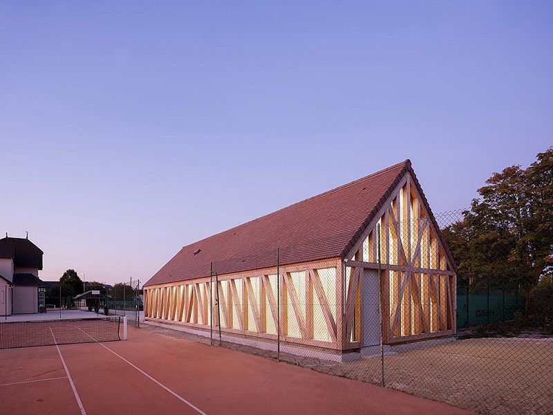 Un colombage pour de nouveaux vestiaires de tennis à Cabourg