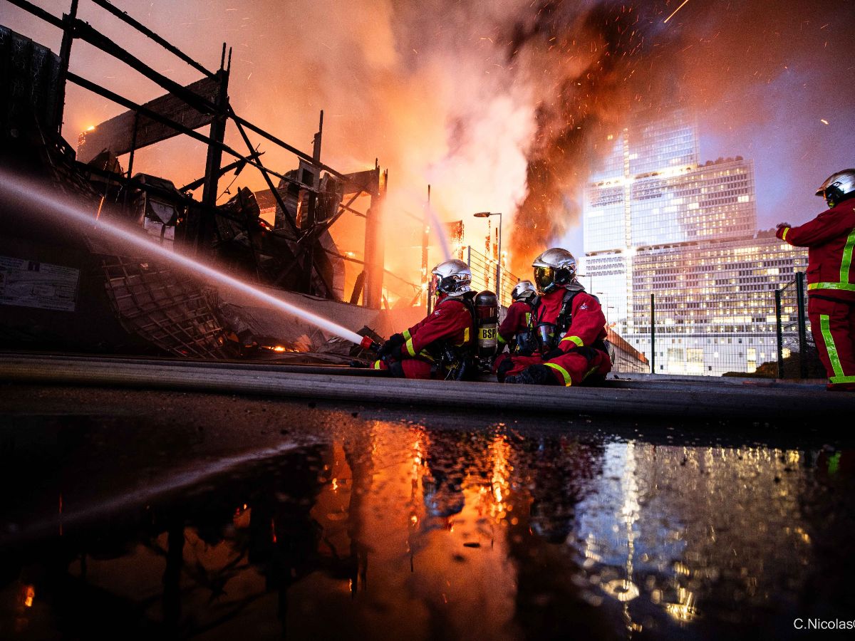 Ce que l'on sait sur l'incendie du centre de tri, en bois, à Paris