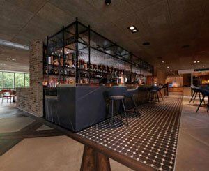 Himacs apporte une finition luxueuse et fonctionnelle à l'intérieur du nouvel hôtel Brooklyn de Leicester