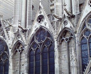 Début des travaux de bâchage de Notre-Dame de Paris