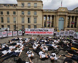 Un die-in devant l'Assemblée pour réclamer des mesures concrètes sur la pollution de l'air et le réchauffement climatique