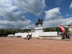 La statue de Louis XIV trône de nouveau sur la place Bellecour à Lyon