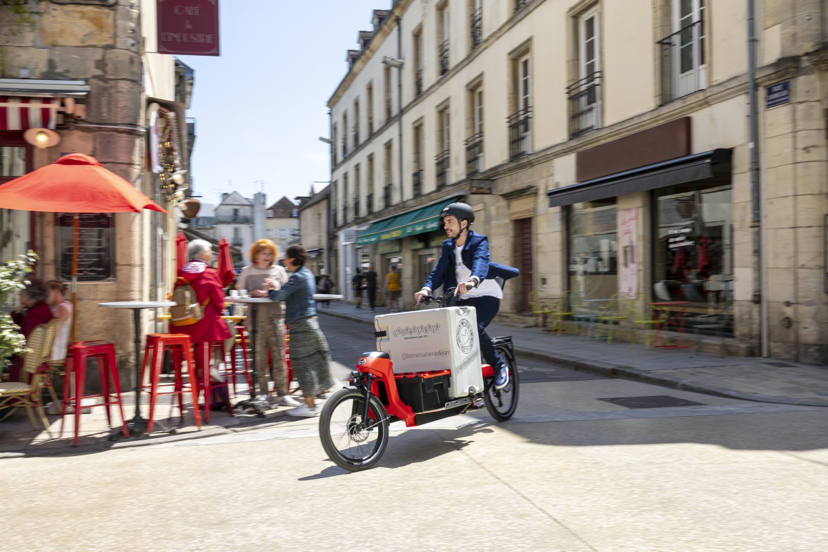 Toyota étoffe sa gamme utilitaire ... avec un vélo-cargo à assistance électrique !