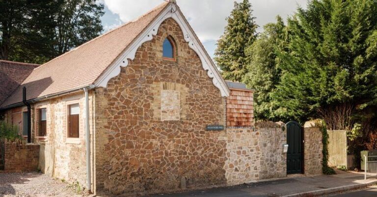 2 extensions en bois pour cette maison de pierres rénovée en Angleterre
