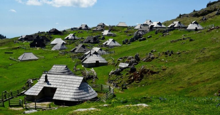 Velika Planina : un village de huttes médiévales en Slovénie