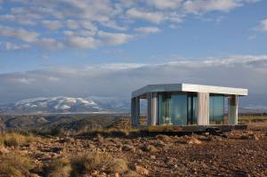 Une maison de verre en plein désert