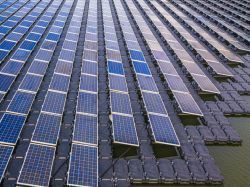 Singapour inaugure l'une des plus grandes centrales solaires flottantes au monde