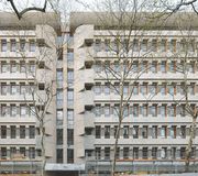 Domestiquer le brutalisme: un immeuble de bureaux signé Claude Parent, transformé en résidence pour étudiants par Canal