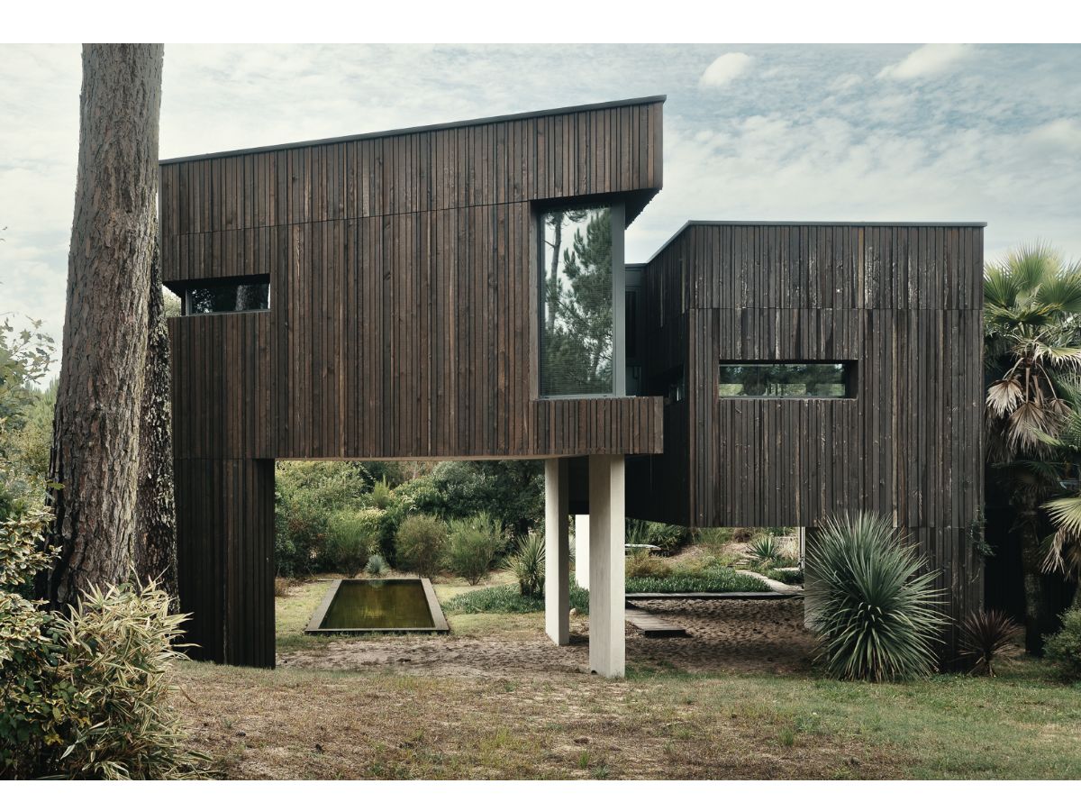 Dans les Landes, cette maison en bois se fond dans la nature