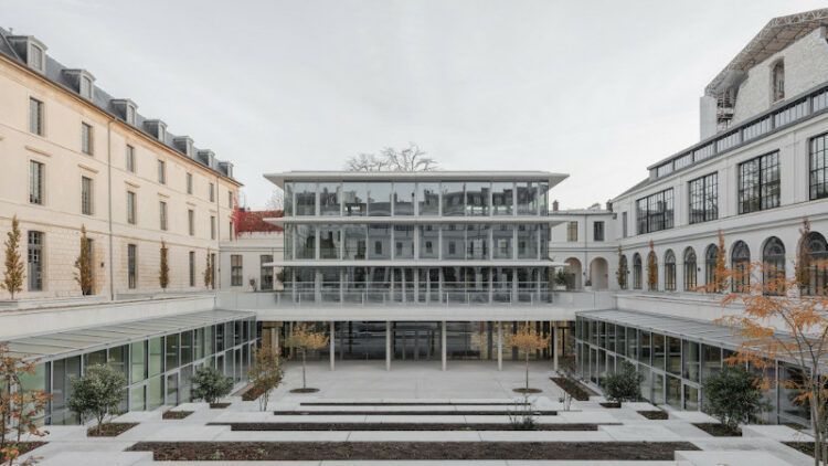 Moreau Kusunoki bat pavillon central à Sciences Po