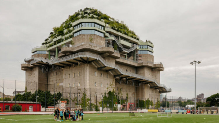 À Hambourg, le bunker vert signé INTER±POL Studios