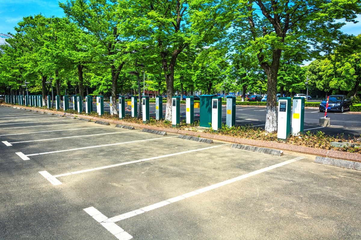 Ombrières à énergie solaire obligatoires (parkings) : les exemptions précisées par décret