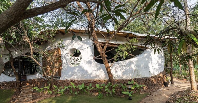 Une ferme biophilique passive faite de murs organiques et incurvés en Inde
