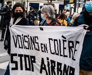 Les "excès" de la location temporaire dénoncés devant le siège parisien d'Airbnb