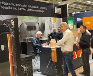 Stand Schlüter-Systems spécial pierre naturelle et marbre