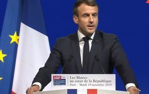 Au congrès des maires, Emmanuel Macron tente de jouer collectif