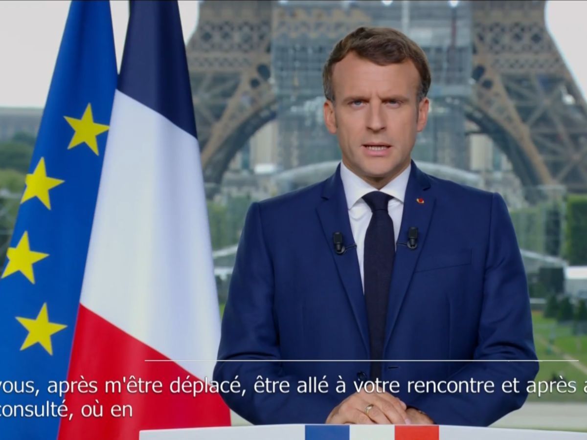 "Le manque de matières premières a retardé de nombreux chantiers", Emmanuel Macron