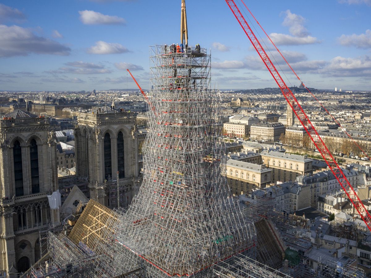 La flèche de Notre-Dame de Paris retrouve sa place dans le ciel de la capitale