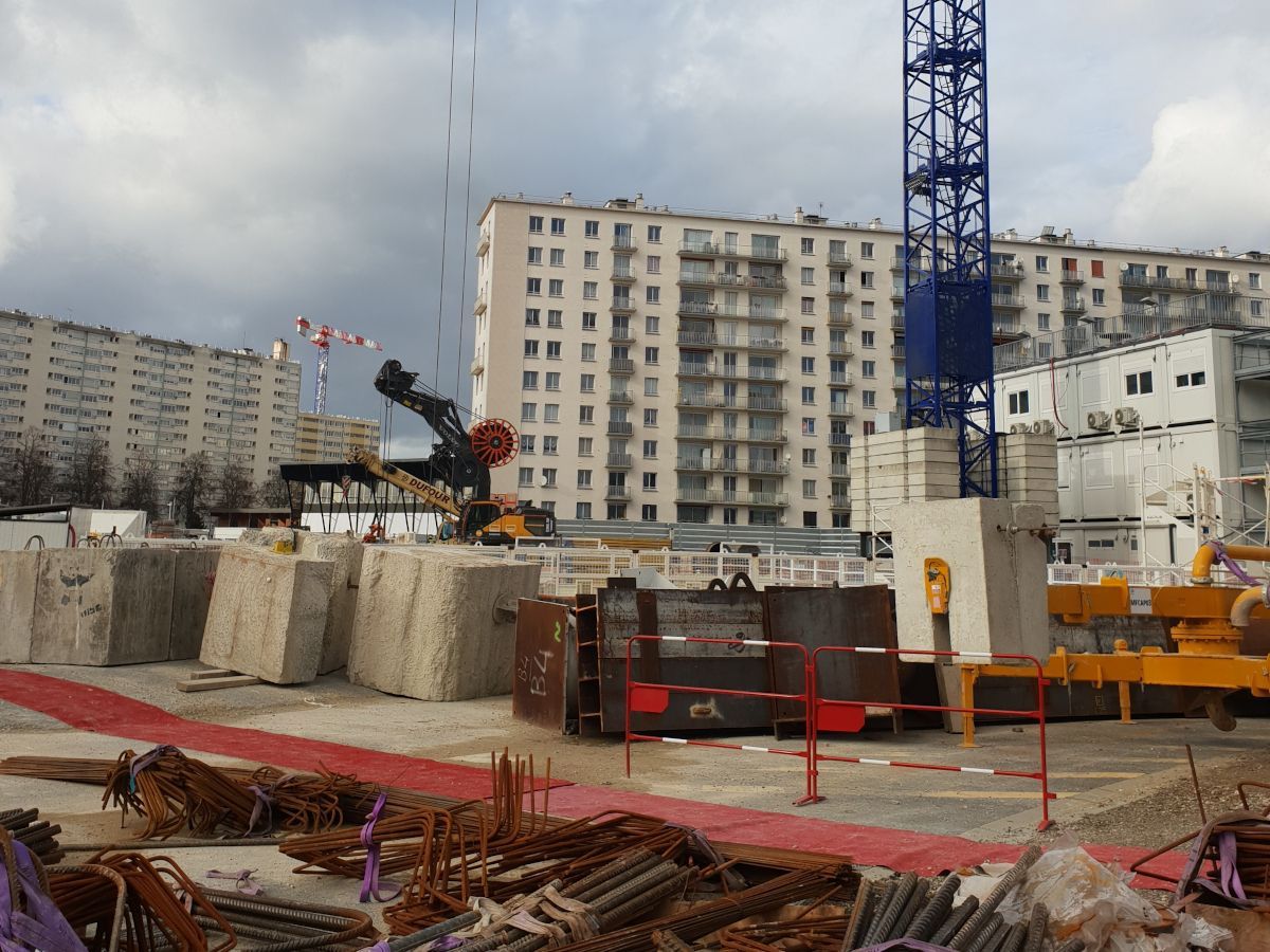 Sur les chantiers de métro, compagnons et entreprises dans l'attente