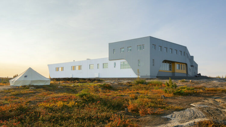 À Kuujjuaq, Centre de rétablissement Isuarsivik, par EVOQ Architecture