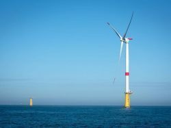 La première éolienne en mer posée de France a été érigée au large de Saint-Nazaire
